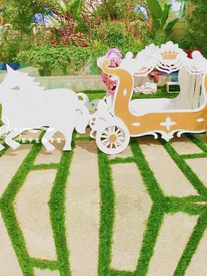 To make a truly magical entrance, I provide these beautiful horse and carriage props. This fairytale-style cart is perfect for a grand entry at a birthday party or naming ceremony, creating an unforgettable moment for your child.