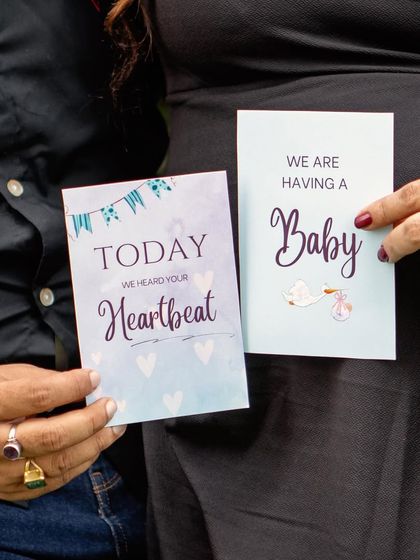 A close-up on the details. These sweet announcement cards, "Today we heard your heartbeat" and "We are having a baby," add a personal and emotional touch to the photos.