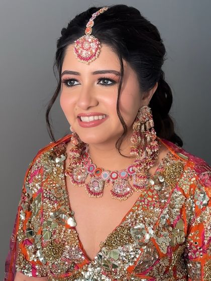 A close-up of Rashmi's Haldi glam. The defined eyes and radiant skin are perfect for a bride who wants a more glamorous look for her pre-wedding functions.