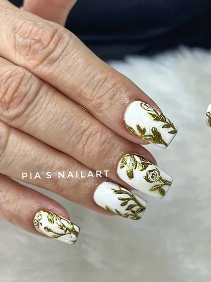 Inspired by an AI image, this set features intricate gold chrome detailing over a solid white base for a royal, baroque feel.