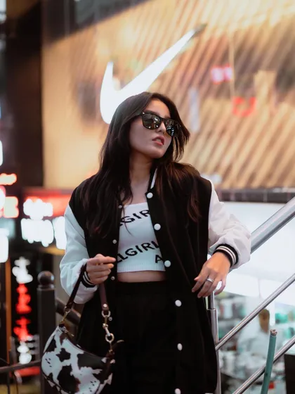A duplicate of image 379, this night shoot uses city lights to create a cool, edgy street style portrait.