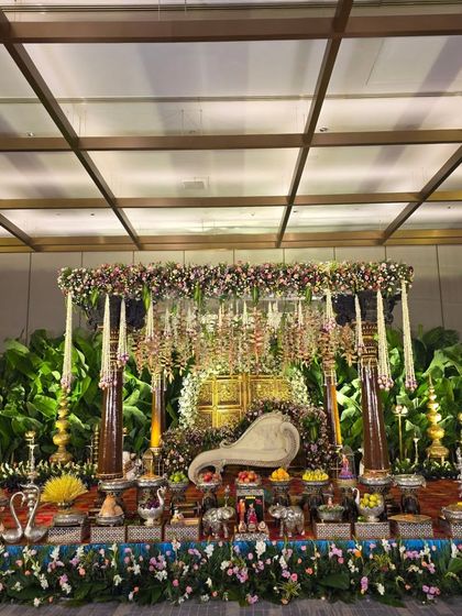 A full frontal view of the wooden pillar mandapam, perfect for a traditional South Indian wedding ceremony.