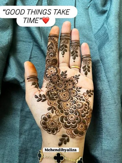 Good things take time, and this beautiful floral mehendi is proof. The intricate details and shading create a lovely 3D effect.