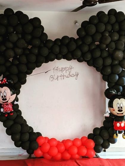 A classic that never goes out of style. This Mickey and Minnie Mouse themed photo frame is perfect for any Disney fan's birthday. The iconic mouse ears are formed with black balloons, with a pop of red at the bottom for Mickey's shorts.