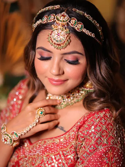 A close-up on the eye makeup for this royal look. We used warm, rosy tones with a touch of shimmer to create a romantic and captivating gaze.