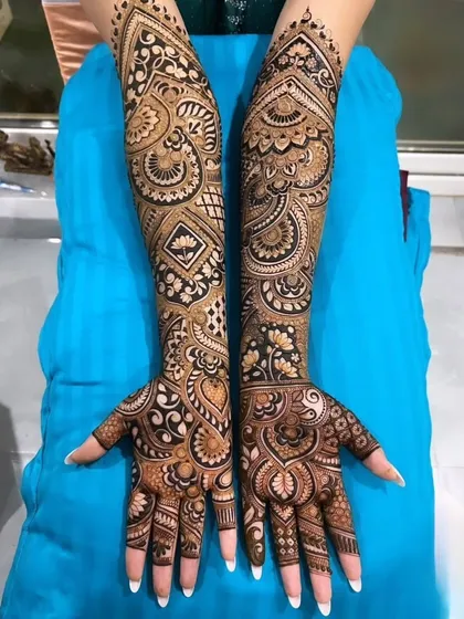 For brides who love classic, dense patterns, I create full-coverage mehendi filled with intricate details. This design combines traditional Indian motifs with modern paisleys for a rich and elegant look.