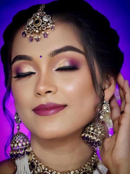 This set of photos shows a muhurtham look created with our purple Victorian jewellery. It demonstrates how non-traditional colours can also look stunning with bridal wear.