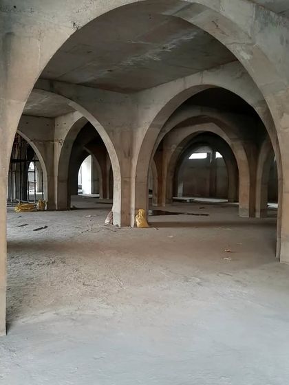 The raw concrete arches of Sanskriti Vihara during construction. This modular system, inspired by ancient monuments, forms the single cell unit of the entire building, creating a powerful and rhythmic interior.