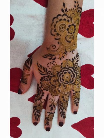 A single hand adorned with a beautiful Arabic floral design. The combination of bold flowers and delicate leafy vines creates a balanced and eye-catching pattern.