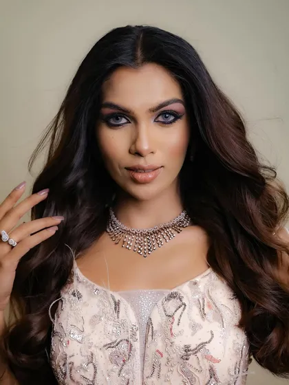 A full-face view of this powerful makeup look, paired with voluminous hair.