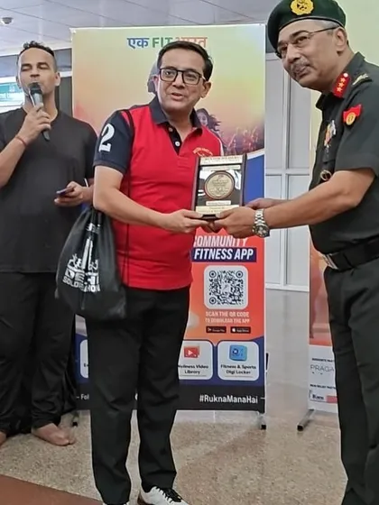 A member receiving an award from an army officer at the Soldierathon. A proud moment for our club.