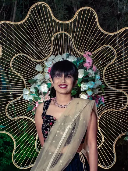 Dressed for a private anniversary celebration in Pune. I adapt my style and tone to suit the nature of the event, bringing a personal and warm touch to intimate gatherings like weddings, cocktail parties, and anniversaries.