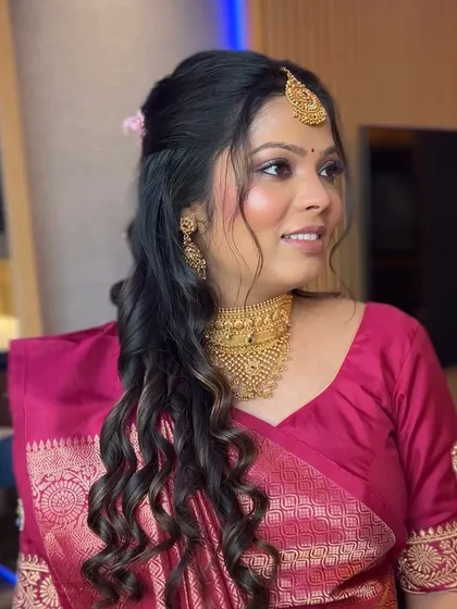 A beautiful baby shower look for this mom-to-be. The makeup is soft and radiant, paired with a half-up hairstyle and traditional South Indian jewelry.