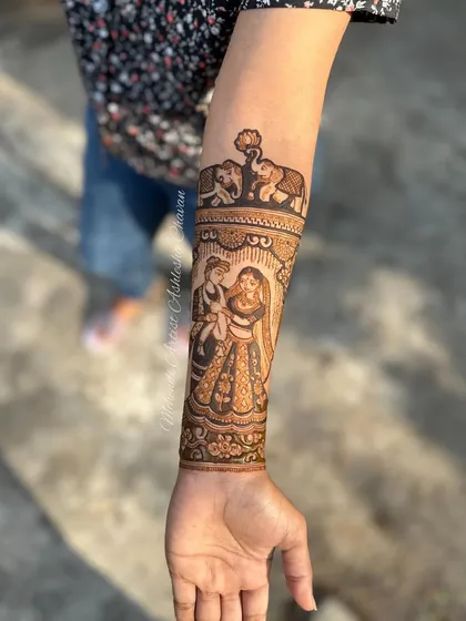 A beautiful example of bridal figure work, featuring a couple in a varmala ceremony and elephants. This was learned from a fellow artist, as I'm always honing my skills.
