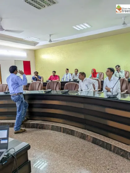 An interactive lecture during our three-day workshop on plant care and horticulture. We combine classroom learning with practical fieldwork.