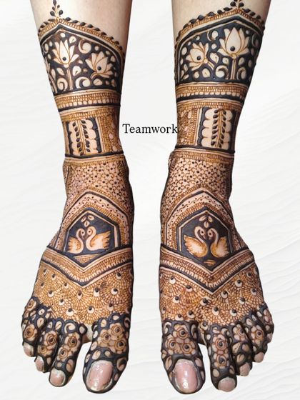 A clear, bright image of the swan foot design, showcasing the clean execution and balanced composition.