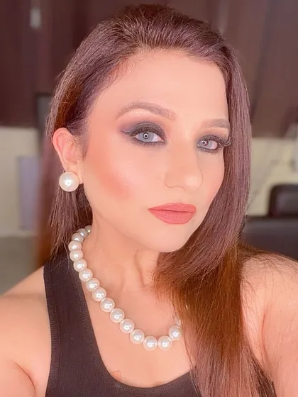 A classic look with a pearl necklace and a soft smokey eye.