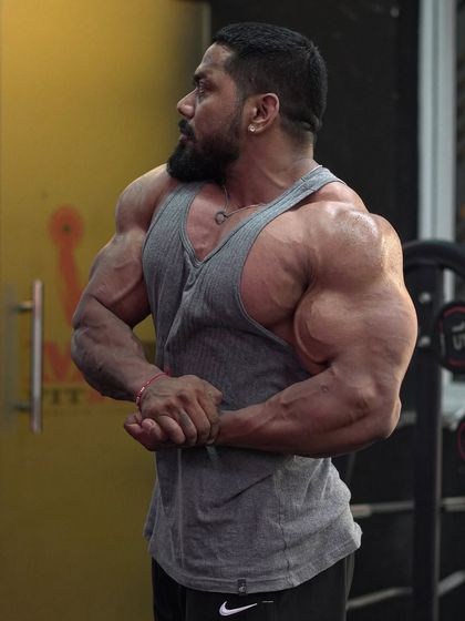 Side chest pose in the gym. This is where you see the details and vascularity that hard training brings.