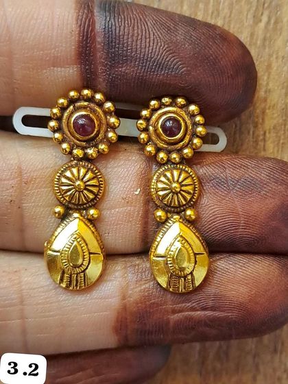 These dangler-style antique gold-plated earrings are lightweight and elegant. The three-tiered design is simple yet beautiful.