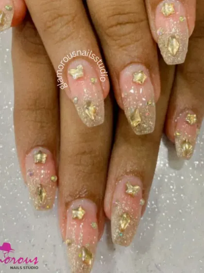 This set is dripping in gold. On a shimmery, translucent base, we've added a cascade of gold glitter, 3D gold stars, and geometric gold gems for a look that is all about maximum glamour and sparkle.