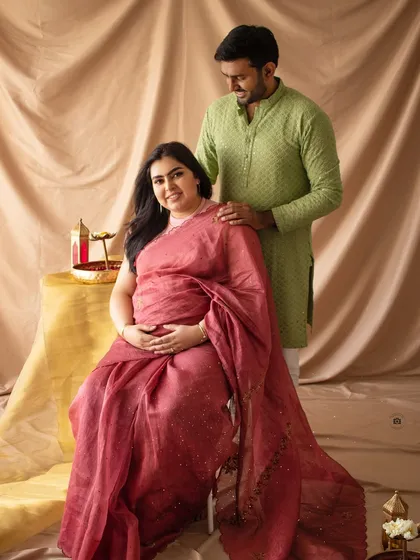 An elegant maternity session featuring beautiful ethnic attire. I love when clients bring their own style, like this stunning saree, to create truly personal and traditional portraits.