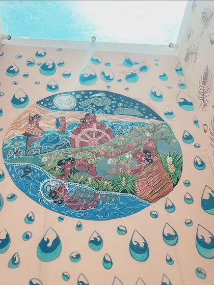 The "Neidhal" panel installed on the wall, framed by motifs of water drops and waves. This shows how the surrounding patterns connect to the central theme of the sea and dreams.