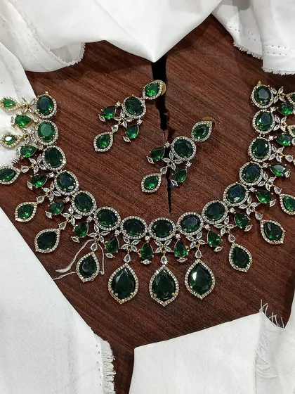 A deep emerald-green version of the AD necklace.