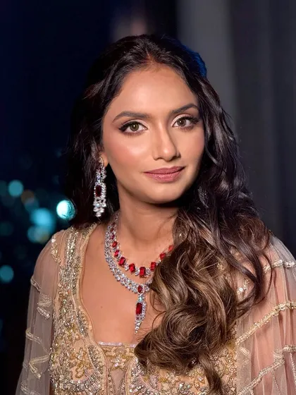 For this reception look, the bride chose a bold red jewelry set. I created a warm, golden-toned makeup look to complement it.