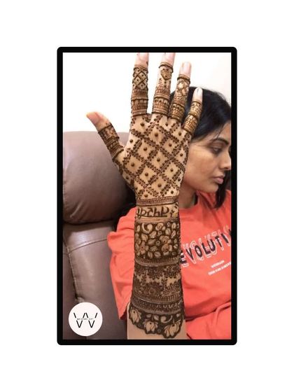 The back-hand design for the Tapasvi ceremony, with a full jaal pattern.