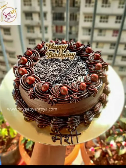 Baked just right. This is my signature chocolate mousse cake, with rich piping and a sprinkle of chocolate vermicelli, a simple yet deeply satisfying chocolate experience.