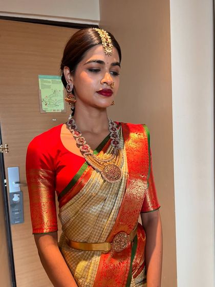 This bride's look is a perfect example of classic South Indian elegance, with a neat hairstyle that supports her traditional jewellery.