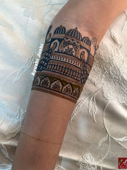 A beautiful bridal armband with peacocks perched on a palace. The dark, bold filling creates a striking contrast that I will teach you how to achieve.