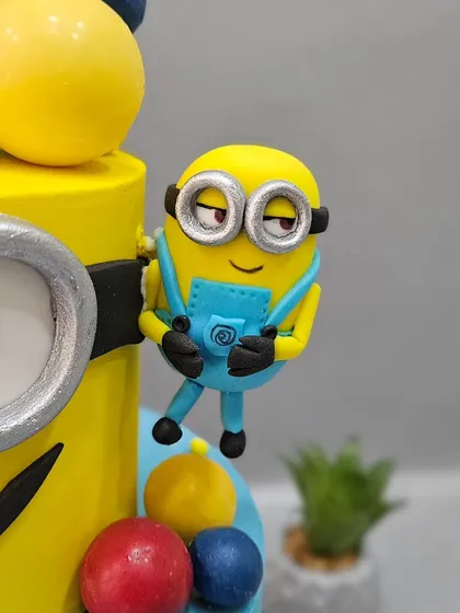 This cool, relaxed Minion adds a touch of fun and character to the cake design.