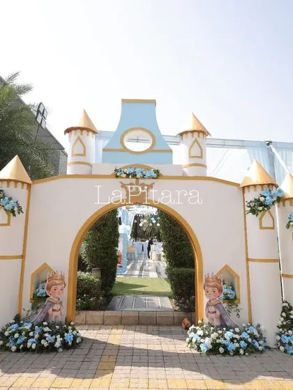A grand welcome for a little prince. This magnificent castle entrance sets a royal tone from the moment guests arrive, featuring custom-built turrets with golden accents, lush floral arrangements, and elegant balloon garlands. It’s a perfect example of how I bring fairytale visions to life for a truly regal birthday celebration.
