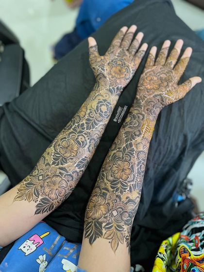 This design combines bold hibiscus flowers with delicate leafy borders, creating a beautiful contrast in the pattern.