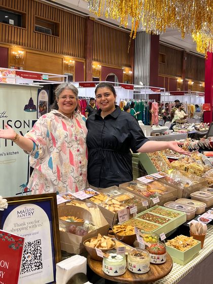 Spreading our arms wide to welcome everyone to our stall at the Jalsa Exhibition. We were thrilled with the sold-out show and the overwhelming love for our food.