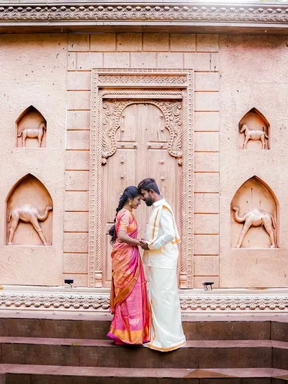 A beautiful, wide shot of the couple at the stepwell, showing the full scale of this unique backdrop.