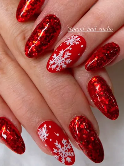 A closer look at the red glitter and snowflake design. The contrast between the sparkling red and the delicate white art is what makes this set so special.