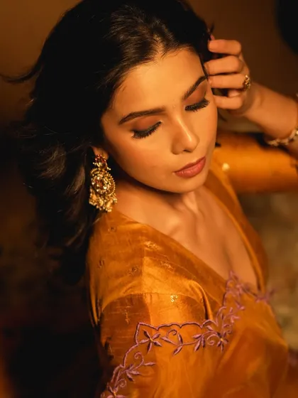 A close-up of the delicate, festive makeup for Rashmi Agdekar. The small bindi and soft lip color complete this 'naajuk' or delicate look.