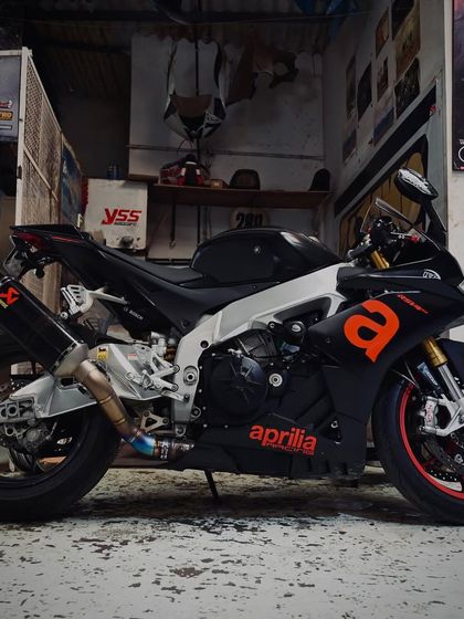 This Aprilia RSV4 is back in black and looking mean with its Akrapovič exhaust and Öhlins suspension.