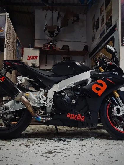 This Aprilia RSV4 is back in black and looking mean with its Akrapovič exhaust and Öhlins suspension.