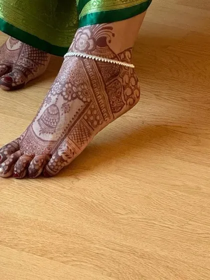 Another angle of the jhumki-themed foot mehendi, a classic and timeless choice for brides.