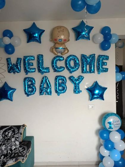 A classic wall decoration for a baby's homecoming. This features blue "WELCOME BABY" foil letters, star-shaped foil balloons, and a baby character balloon, perfect for a simple yet festive touch.