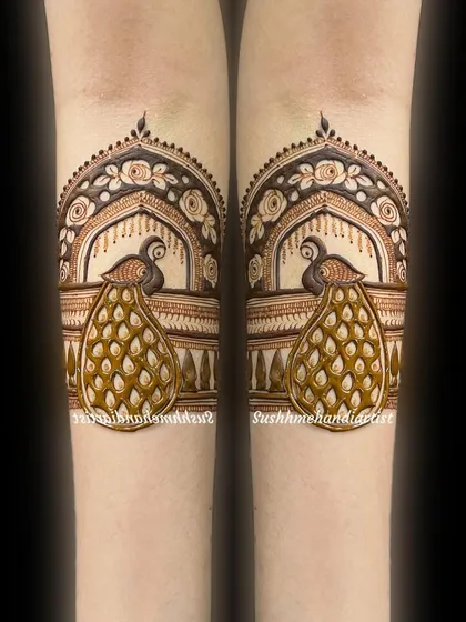 A beautiful peacock design framed by a floral arch. This style is very popular for both bridal and non bridal mehandi, and it's a key design I teach.