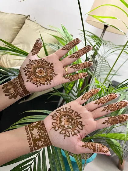 For those who prefer a modern and clean aesthetic, I create designs like this. It features a central floral mandala on the palm and back of the hand, with detailed patterns on the fingers, leaving negative space for a contemporary feel.