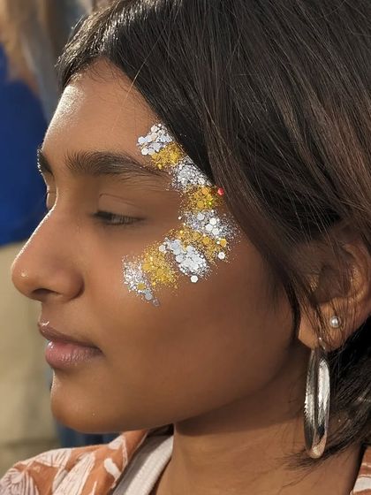 A bold sweep of gold and silver glitter, a simple yet glamorous look for any party.