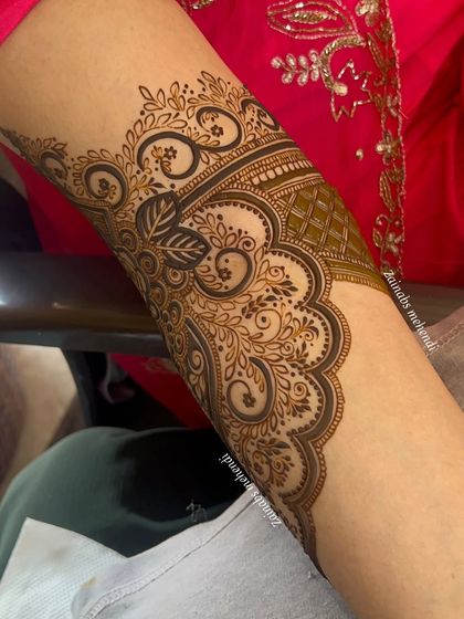 A close-up of the forearm portion of Anam's Pakistani bridal henna, highlighting the beautiful scalloped edges.
