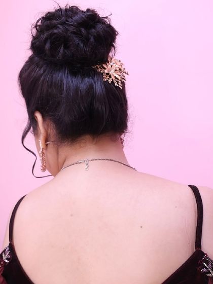 Elegant Hairstyles: Curls, Updos & Florals photo 4