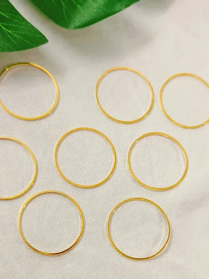 These round thin bezels are a classic and versatile choice for any jewelry maker. They are perfect for preserving tiny flowers or creating simple, elegant pendants with colored resin.