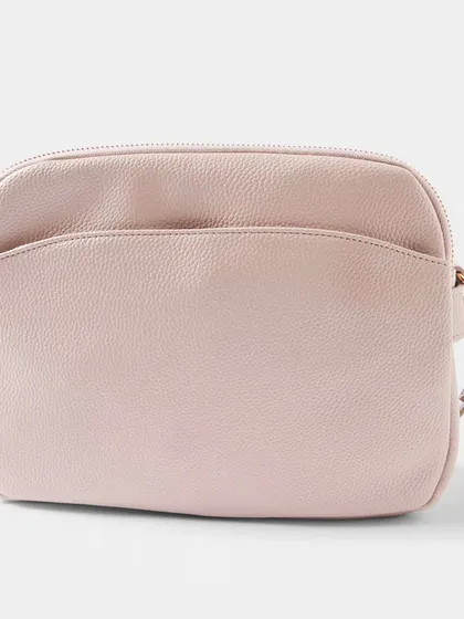 The front view of the dusty pink Australia Crossbody bag with rose gold hardware.